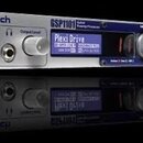 Bílé rackové zařízení s nápisem DigiTech GSP1101 Guitar Preamp Processor. Přední panel obsahuje vstupy, ovládací knoflíky a modrý displej s textem Pl…