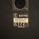 Detail zadní strany černého reproduktoru s konektorem a štítkem. Na štítku je logo EDEN, model EX112 a označení EX112-8. Jsou zde uvedeny údaje SER N…