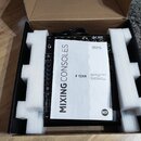 V černé kartonové krabici s bílými polystyrenovými výplněmi je umístěn černý mixážní pult. Na zařízení leží bílý manuál s nápisy MIXING CONSOLES, F 1…