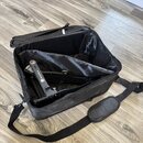 Černá látková přepravní taška s ramenním popruhem a polstrováním. Uvnitř je umístěn černý kovový stojan s bílým nápisem MAPEX. Povrch tašky vykazuje…