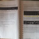 Fotografie zachycuje dvě strany otevřeného uživatelského manuálu k hudebnímu kombu. Text je napsán v češtině a obsahuje sekce PANEL S OVLÁDÁNÍM a MEN…