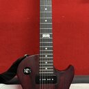 Tmavě červená elektrická kytara s tmelejším povrchem a černým hmatníkem. Na hlavě je bílý nápis Gibson a podpis Les Paul, na 12. pražci je vložka s n…