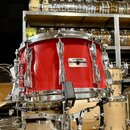 Červený buben s chromovaným kováním umístěný na kovovém stojanu. Na korpusu je bílý štítek s nápisy YAMAHA, MODEL SS8000, SER. NO. 613717 a MADE IN J…
