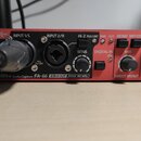 Červené audio rozhraní s nápisy EDIROL, FireWire Audio Capture FA-66 a 6 IN 6 OUT 24 bit 192 kHz. Zařízení má několik vstupů a ovládacích prvků s pop…