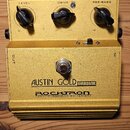 Žlutý kytarový efekt pedál s kovovým tělem. Na přední straně jsou tři černé oválné knofíky s popisky LEVEL, DRIVE a PRE-BASS, přepínač ON a nápisy OU…