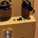 Zlatý efekt pedál s nápisy DRIVE, ON a PRE-BASS. Na spodní části je vidět text GOLD OVERDRIVE a značka ROCKTRON s doplňkem NOLOGY FOR GUITARISTS. Zař…
