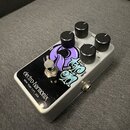 Kytarový efekt pedál v stříbrném kovovém šasi. Na horní straně je fialový grafický prvek a nápisy electro-harmonix, NEW YORK CITY, USA, FILTER, MODE,…
