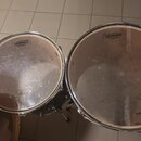 Dvě bicí bubny s průhlednými blanami. Na obou blanách je vidět logo EVANS a pod ním nápis LEVEL 360. Povrchy blan vykazují známky opotřebení v podobě…