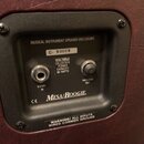 Detail zadní strany reproduktorové ozvučnice v tmavě červeném vinylu. Na černém panelu jsou dva konektory a nápisy MUSICAL INSTRUMENT SPEAKER ENCLOSU…