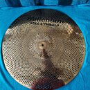 Kulatý kovový činel zlaté barvy s povrchem perforovaným drobnými otvory. V horní části je vyražen nápis MILLENNIUM STILL CYMBALS. Uprostřed se nacház…