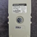Zadní strana krabičky efektu v krémové barvě. Na bílém štítku jsou nápisy MUSIC Tribe Brands UK Ltd., tc electronic, DESIGNED AND ENGINEERED IN DENMA…