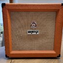 Kytarový kombo zesilovač v oranžovém vinylu s černými plastovými rohy. Na přední textilní mřížce je umístěno logo ORANGE a nad ním dekorativní štít s…