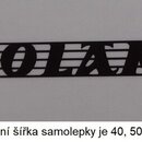 Detailní záběr na černou samolepku s nápisem Jolana. Písmo je stylizované, kurzivní a protkané několika vodorovnými linkami. Pod obrázkem je text: ho…