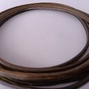 Svijitý svazek hnědého kabelu slesaný do kruhu. Na povrchu je bílý nápis MONSTER CABLE High Resolution Speaker Cable With Monster Insulation USA 10-8…