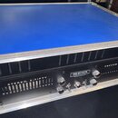 Kytarový zesilovač v hliníkovém transportním kufru s modrým povrchem víka. Na černém předním panelu je bílý nápis STEREO™ 2:FIFTY a logo MESA Enginee…