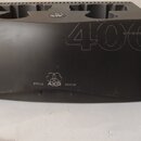 Černá nabíjecí stanice s nápisy CU400 CHARGING UNIT a AUTO DEVICE SCAN. Na přední straně je umístěno logo AKG doprovázené slovem STATUS z obou stran.…