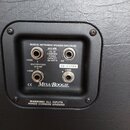 Fotografie zachycuje zadní panel černého reproduktorového boxu s nápisem MUSICAL INSTRUMENT SPEAKER ENCLOSURE. Na panelu jsou čtyři vstupy/výstupy a…