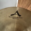 Detailní pohled na mosazný činel s koncentrickými drážkami. Na povrchu je černý nápis MASTERSOUND HIHAT a pod ním TOP 14"/36 cm, doplněný o velké sty…