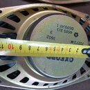 Detailní pohled na zadní stranu reproduktoru s kovovým rámem v žlutavém povrchovém zpracování. Na magnetu jsou černým tiskem uvedeny nápisy OXFORD, 7…