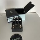 Šedý efekt pedál s nápisem Dream '65 REVERB-AMP. Na horní části jsou čtyři černé ovládací knoflíky s popisky DRIVE, TONE, VOLUME a REVERB, v dolní čá…