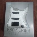 Krabice s produktem značky EMG, na které je zobrazen průhledný pickguard s třemi černými snímači. Na krabici jsou nápisy EMG, PRO SERIES a PREWIRED P…
