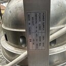 Detailní záběr na kovový, stříbrný cylindrický přístroj s připevněným štítkem. Na štítku je text: POWER SUPPLY: 230V / 50HZ, POWER LOAD: 1000W Max.,…