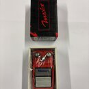 Červený efekt pedál Maxon Compressor/Limiter v originální krabici. Na pedálu je nápis Maxon Compressor/Limiter a přepínač s označením RATIO. Krabice…