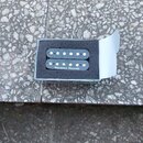 Dvě elektrické kytarové snímače v bílé krabičce s černou pěnovou vložkou. Horní snímač je černý s viditelnými bílými póly, dolní snímač je bílý s náp…