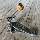Kovový pedál s nápisem "uma" na šlapadle. Pedál má stříbrnou barvu, viditelné známky opotřebení a povrchové koroze. Horní část tvoří kovová tyč zakon…