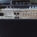 Zadní strana komba s bílým kovovým panelem a černým textilním potahem. Na panelu jsou nápisy ULTRATONE K1800FX, 180-WATT PA/KEYBOARD AMP WITH FX & FB…