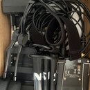 V kartonové krabici se nachází sada černého bezdrátového mikrofonního systému. Na zadní straně vysílače jsou nápisy: "Ant. Range 100 m", "Freq. Range…