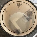 Fotografie zachycuje pohled shora na buben s napnutou membránou. Na povrchu je vidět logo a nápisy REMO, WEATHERKING, PINSTRIPE a MADE IN U.S.A. Memb…