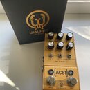 Kytarový efekt pedál v béžovém provedení s nápisem [ACS1] a logem WALRUS AUDIO. Na horní části jsou šest regulačních knoflíků s nápisy VOL, GAIN, ROO…