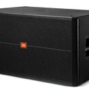 Černý obdélníkový reproduktor s kovovou ochrannou mřížkou přes celou přední stranu. Uprostřed mřížky je umístěno oranžové logo JBL. Boční strana obsa…