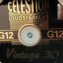Detailní záběr na černý středový kryt reproduktoru s nápisy ve zlaté barvě. V horní části je velký nápis CELESTION a pod ním LOUDSPEAKERS. Uprostřed…
