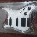 Bílá kytarová pickguard s mramorovým vzorem v plastovém obalu. Jsou na ní tři černé snímače s nápisem EMG, dva černé oválné potenciometry s nápisy TO…