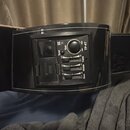 Detailní pohled na černý plastový ovládací panel s elektronickým ekvalizérem zasazený do černého trupu nástroje. Panel obsahuje nápisy Low Batt., Tun…