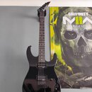 Černá elektrická kytara s tmavým hmatníkem a špičatou hlavou. Na hlavě je bílý nápis Jackson. Nástroj má dva humbuckery, jeden ovládací knoflík a čer…