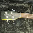 Hlava basové kytary v černé barvě s viditelným nápisem RockBass a pod ním menší text by Warwick. Na hmatníku je vložka s nápisem Streamer. Nástroj má…