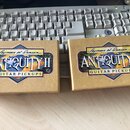 Dvě zlaté kartonové krabičky s nápisy Seymour Duncan ANTIQUITY II GUITAR PICKUPS. Na obalů je barevná grafika s názvem modelu v bílém písmu. Krabičky…