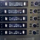Pět stohovaných rackových zařízení s černým povrchem. Každé zařízení má dva digitální displeje zobrazující nápisy Ch1 472.450MHz GR/CH 01/01 v70w +6d…