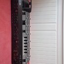 Černý kytarový procesor s nápisem LINE 6 a HELIX. Zařízení má řadu ovládacích knoflíků, přepínačů a na zadní straně je vidět mnoho vstupů a výstupů s…