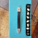 Kytarový zesilovač v tyrkysovém provedení s růžovými horními a dolními hranami. Na černém ovládacím panelu jsou bílé popisky INPUT, VOLUME, TREBLE, B…