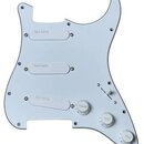 Bílá pickguard pro elektrickou kytaru s třemi výřezy pro snímače a otvory na potenciometry. U každého výřezu pro snímač je uveden nápis Lace Sensor.…