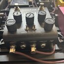 Černý efekt pedál značky strymon s čtyřmi ovládacími knoflíky a dvěma přepínači. Na horní straně jsou nápisy REVERB, TREMOLO a označení '60s, '65, '6…