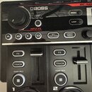 Detailní pohled na ovládací panel looperu značky BOSS, model RC-505. Zařízení je černé s bílými nápisy a obsahuje různé ovládací prvky, jako jsoutovr…