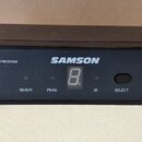 Černý bezdrátový přijímač s dvěma anténami po stranách. Na předním panelu jsou nápisy SAMSON, CR 88 UHF WIRELESS RECEIVER, VOLUME, READY, PEAK, IR, S…