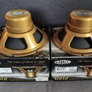 Dva zlaté reproduktory s magnetem v podobném tvaru, umístěné na svých originálních krabicích. Na krabicích je uveden název značky CELESTION a model G…