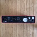 Červený audio rozhraní s nápisem Scarlett 6i6. Přední panel obsahuje dva kombinované vstupy s ovladači GAIN, tlačítka INST a PAD, přepínač 48V, MIDI…