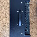 Černý kytarový kombo zesilovač s texturovaným povrchem a kovovými rohy. Na pravé straně je ovládací panel s nápisy KATANA-50, AMPLIFIER (GAIN, VOLUME…
